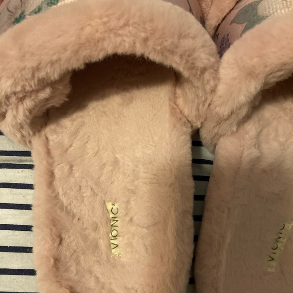 Vionic Indoor Slippers. Size 7.5 - Picture 4 of 6